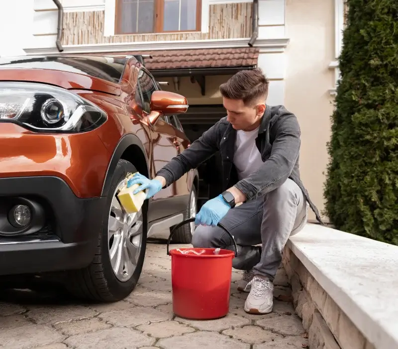 Lavage auto à domicile Lerrain : professionnel intervenant sur un véhicule